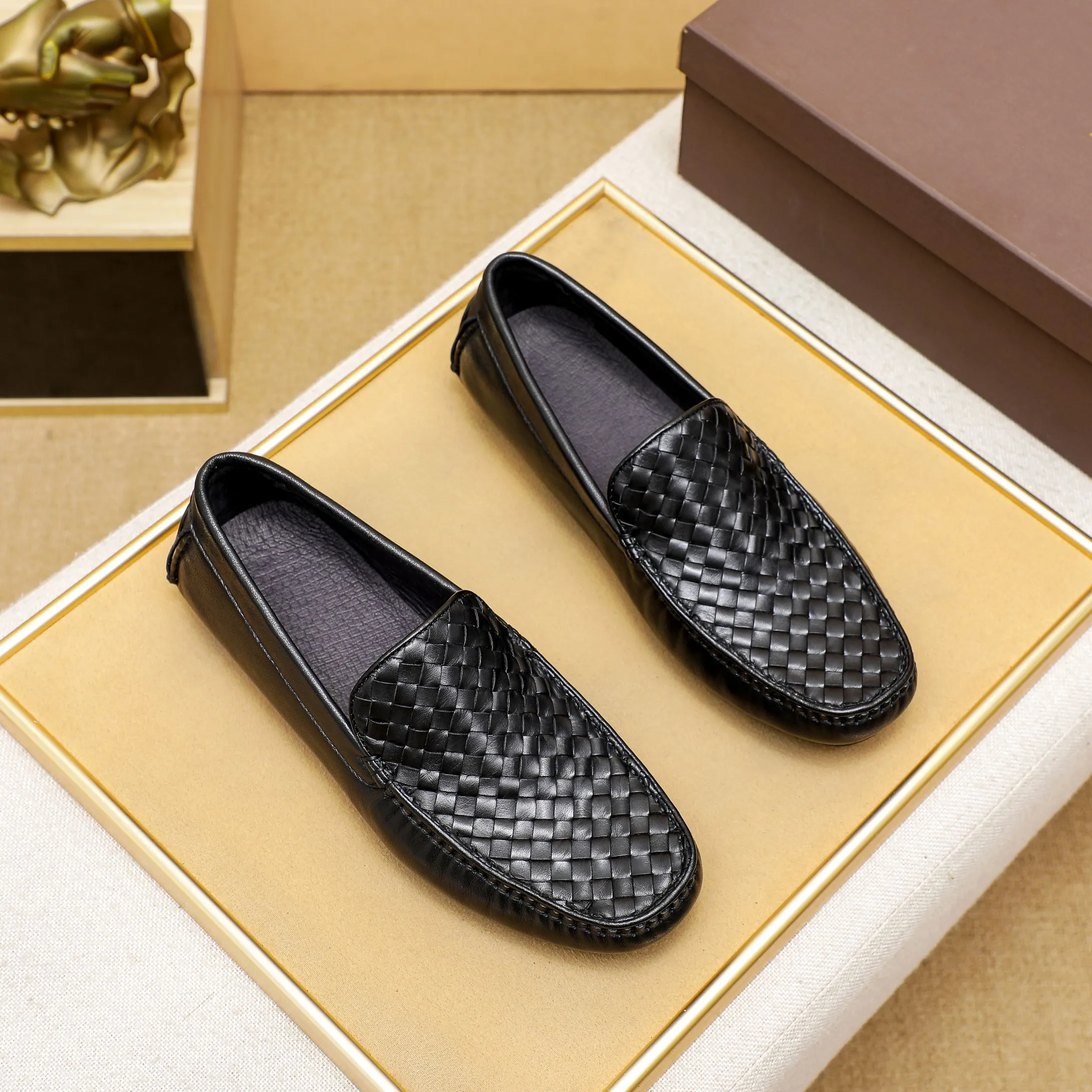 Factory price: 400￥🔥BV, high quality, the upper is made of imported first-layer soft cowhide genuine weaving + pigskin lining + the latest hardware buckle, the official website is 1:1 and the sole is only used for the sole. Rubber-resistant rubber outsole, counter quality 🙏 Customized for trendy men. Versatile style 💋Picture is black. Optional, code number: 38-44…